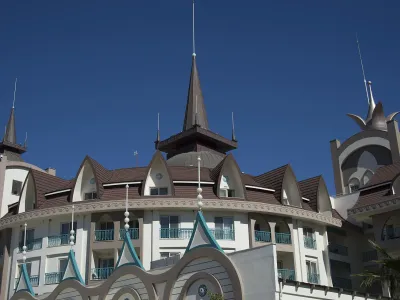 Side Crown Palace